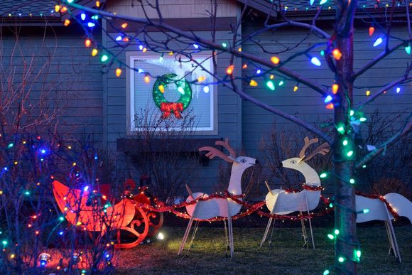 Weihnachtsdekoration mit Rentieren und Schlitten